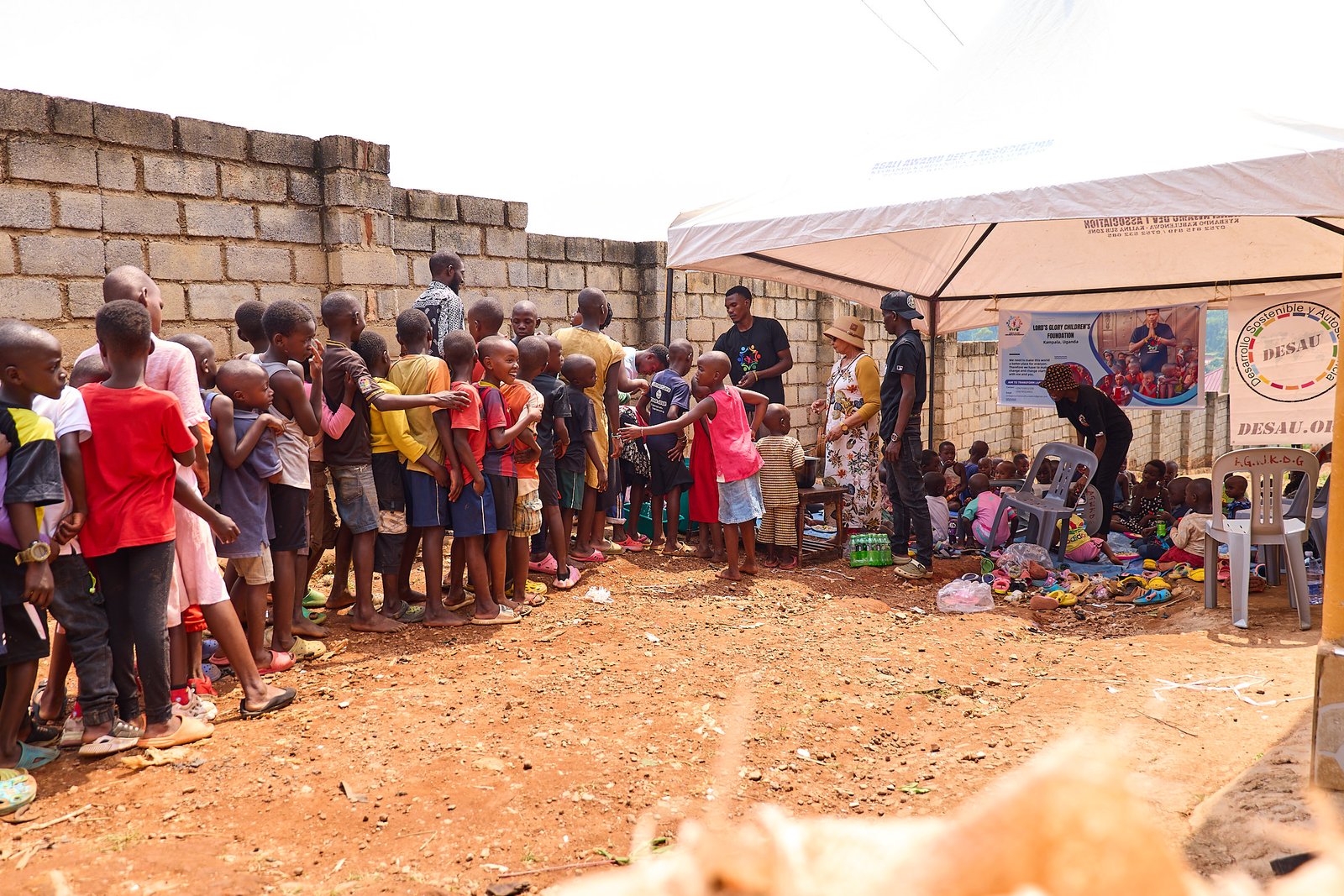 Del Hambre a la Autosuficiencia: El Plan de DESAU para Orfanatos Sostenibles en Uganda. Del Hambre a la Autosuficiencia: El Plan de DESAU para Orfanatos Sostenibles en Uganda.